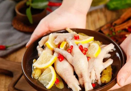 警惕这样的鸡爪，食用对人体健康影响很大