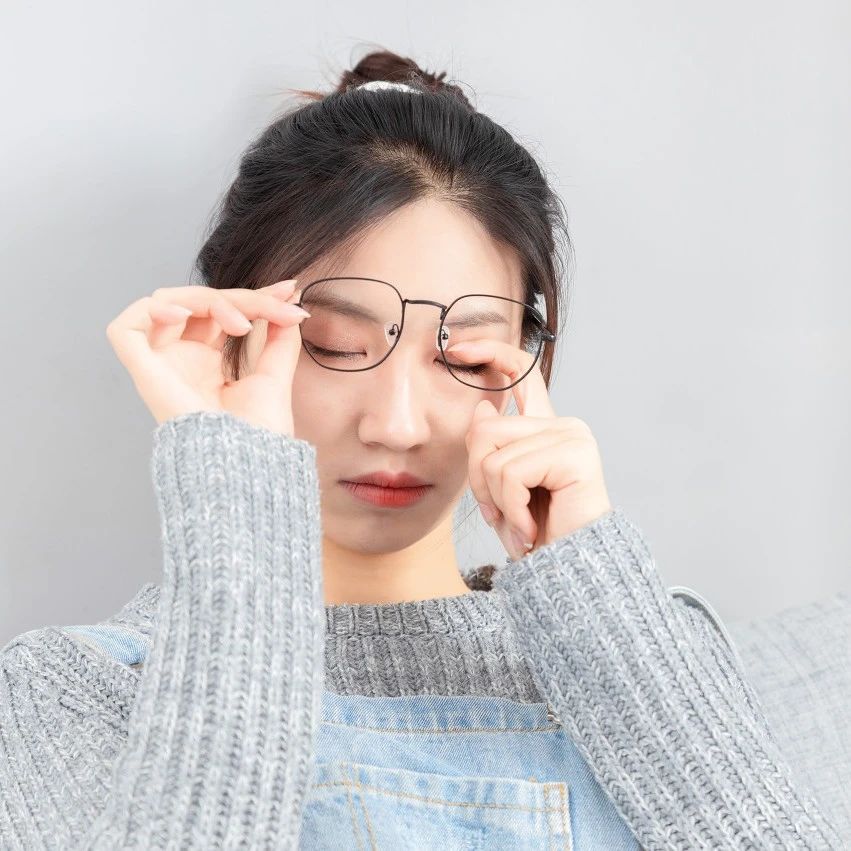 眼镜上的白点不是灰尘而是病？这类人群格外注意！