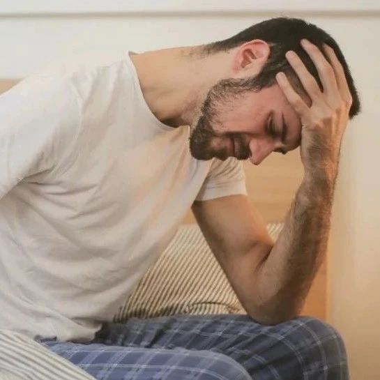 仰头玩手机，是否真的对预防颈椎病管用？专家紧急提醒→